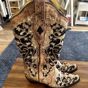 Corral Women’s Floral Embellished Western Snip Toe Boots Sz 7.5 Retail $279.99